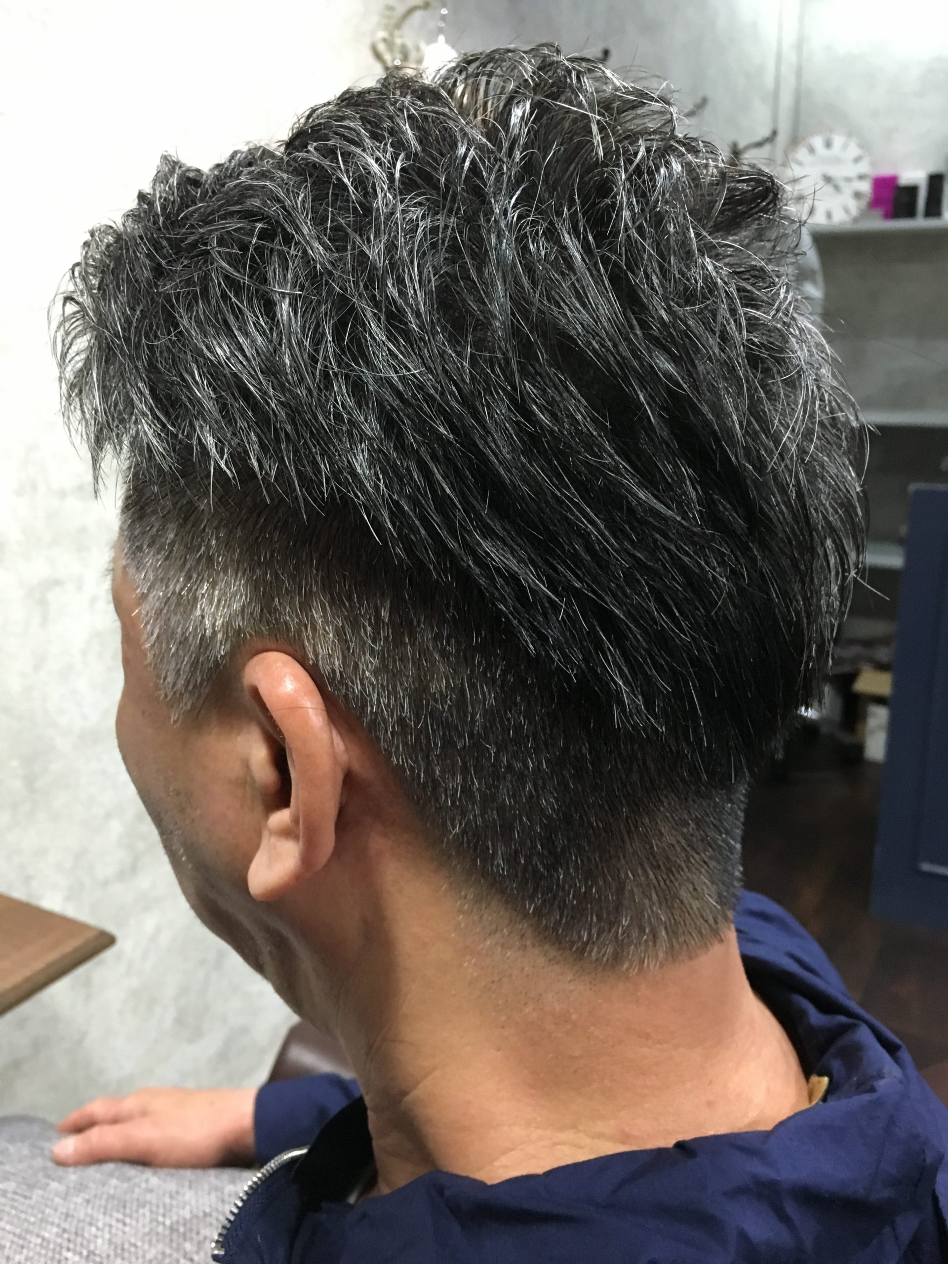 ５０代のダンディーな男性に似合うヘアスタイル 大阪で縮毛矯正が人気の美容室 Charm Hair Resort